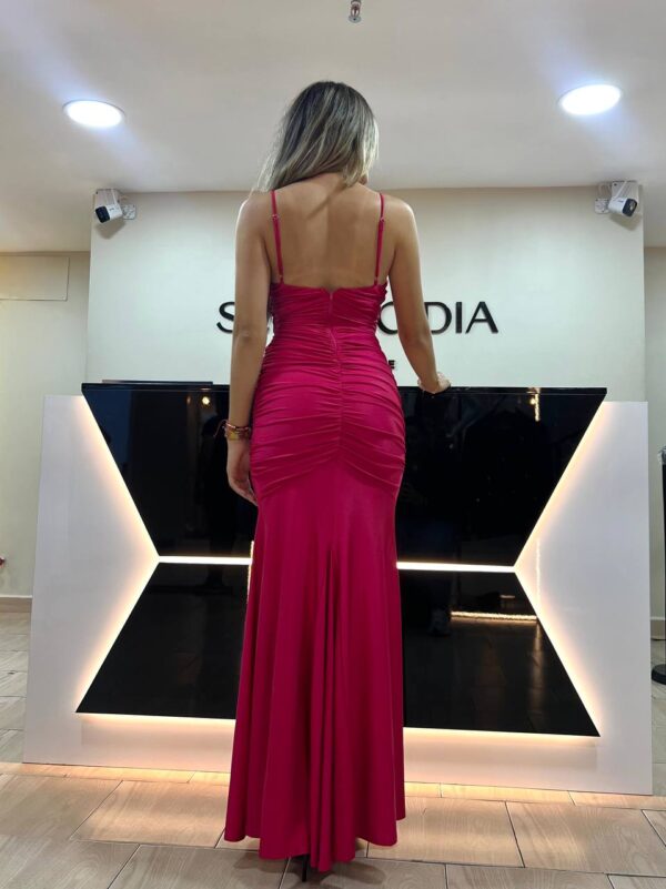 Vestido elegante con tirantes y arruchado - Imagen 2