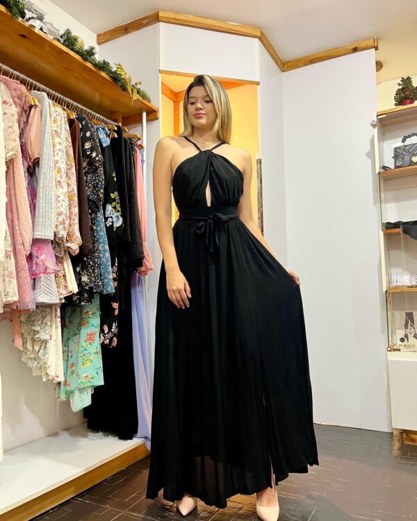 Vestido largo con escote al frente con tiras