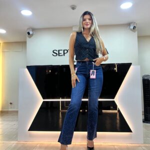Jean bota recta acampanada a partir de la rodilla con perlas brillantes