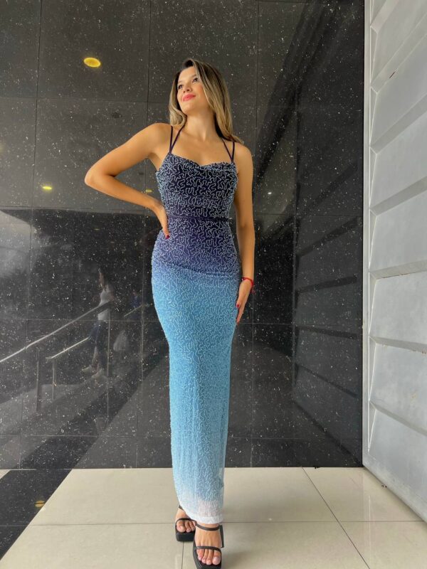 Maxi vestido con perlas y tiras con degradado