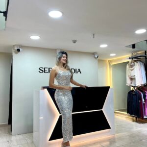 Vestido largo de lentejuelas con tiras y apertura en la parte de atras