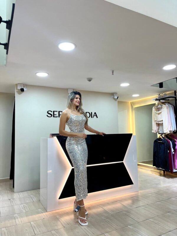 Vestido largo de lentejuelas con tiras y apertura en la parte de atras
