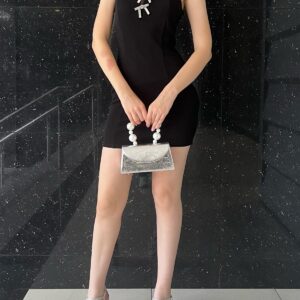 VESTIDO CORTO MINI CON DETALLE DE LAZO DE CRISTAL