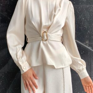 BLUSA DE SEDA CON CORREA Y HEBILLA ABSTRACTA
