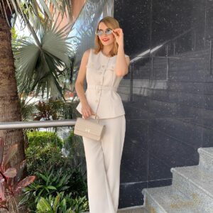 Conjunto chaleco estructurado con cinturón y pantalón