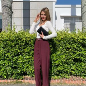 Pantalón con hebilla dorada de cuero sintético con cinturón