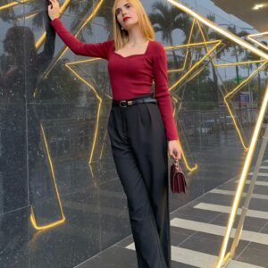 Pantalón con hebilla dorada de cuero sintético con cinturón