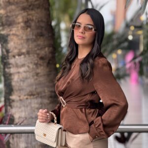 BLUSA DE SEDA CON CORREA Y HEBILLA ABSTRACTA