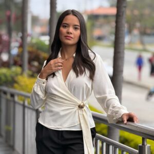 Blusa con aplicación dorada, cuello redondo con amarre en cintura