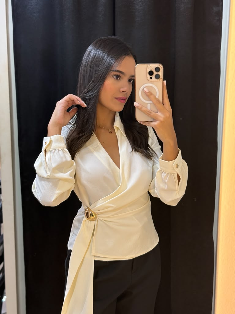 Blusa con aplicación dorada, cuello redondo con amarre en cintura - Imagen 2