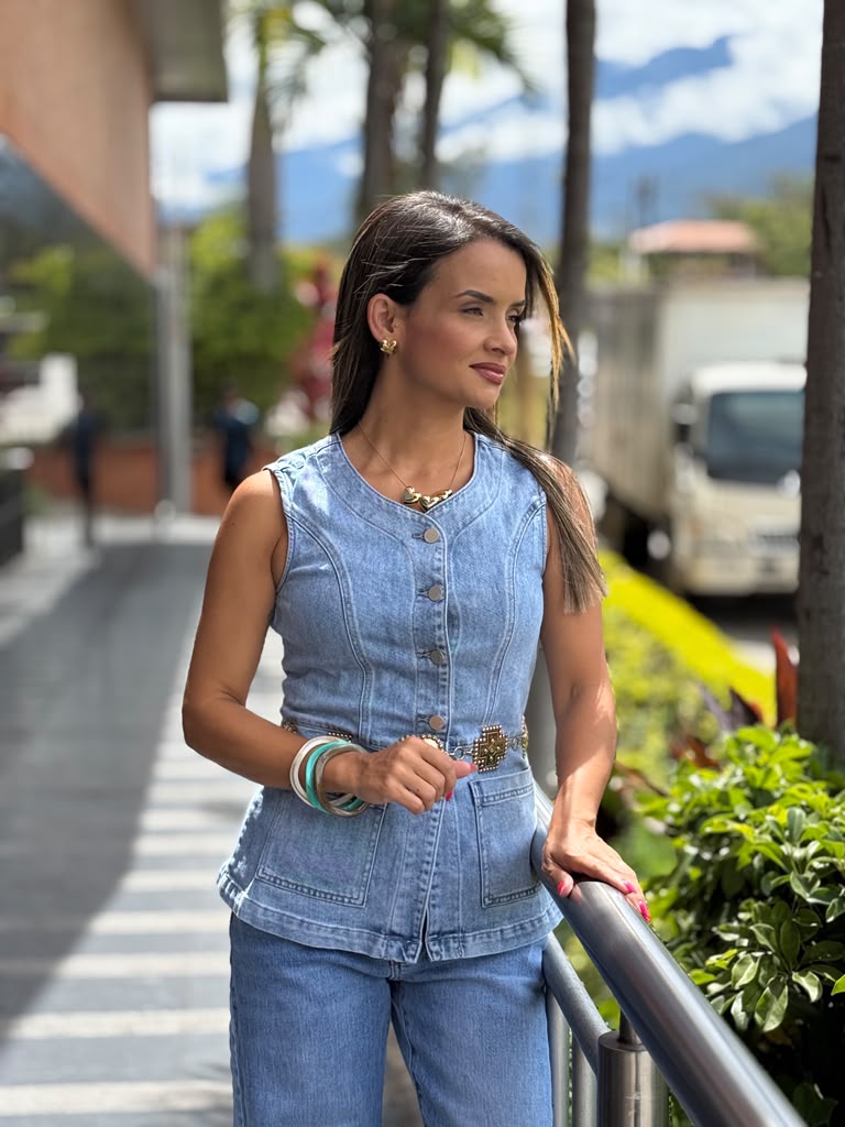 Chaleco de denim y botones sin mangas