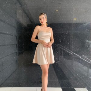 Vestido corto de seda corte A con copas tipo corazon y amarre en la espalda