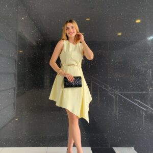 Vestido corto casual con cinturon corte asimetrico