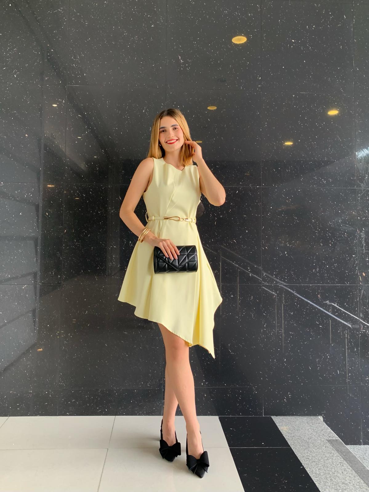 Vestido corto casual con cinturon corte asimetrico