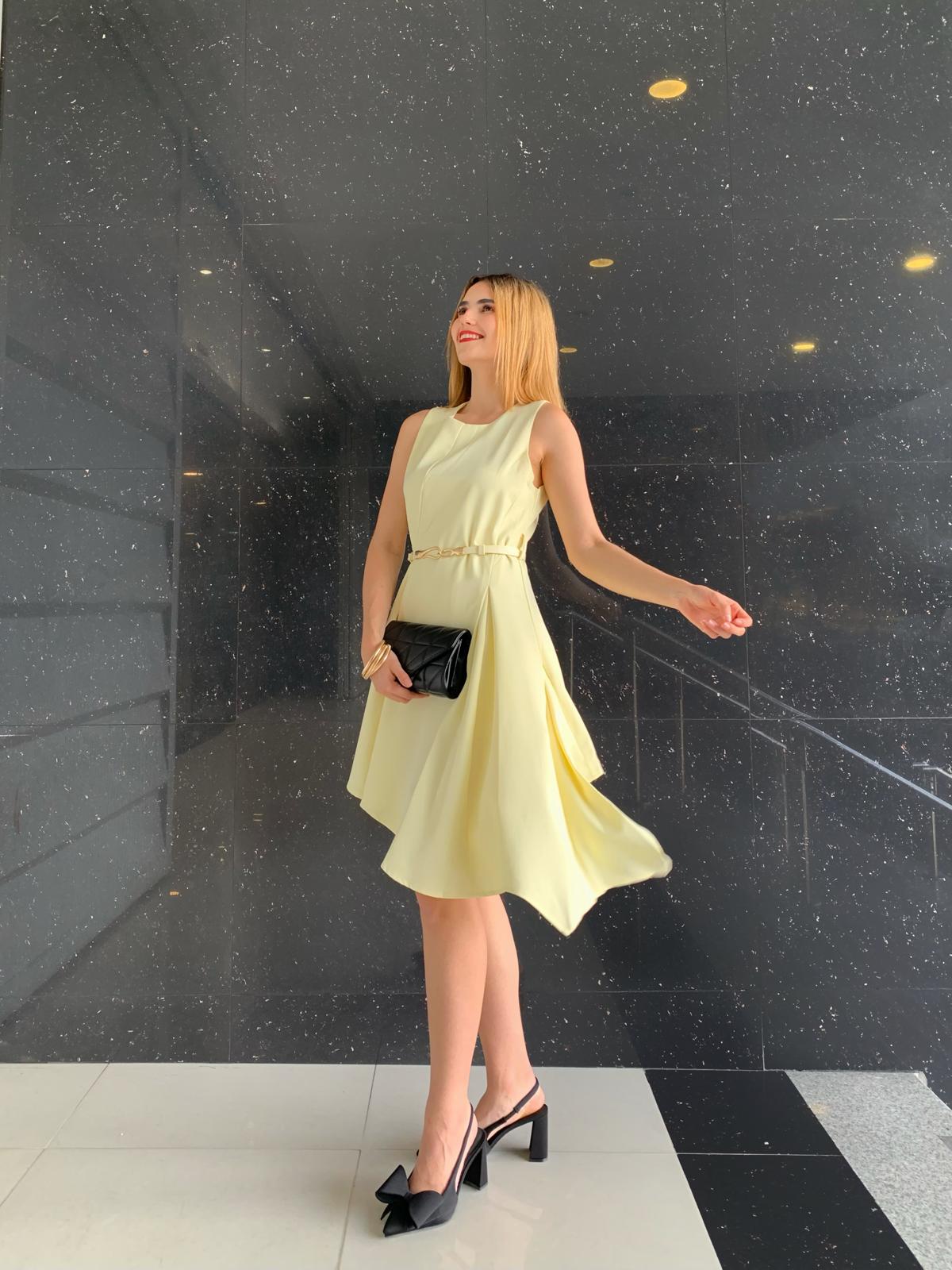 Vestido corto casual con cinturon corte asimetrico - Imagen 2