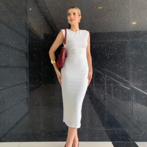 Vestido midi sin mangas con arruche en la cintura