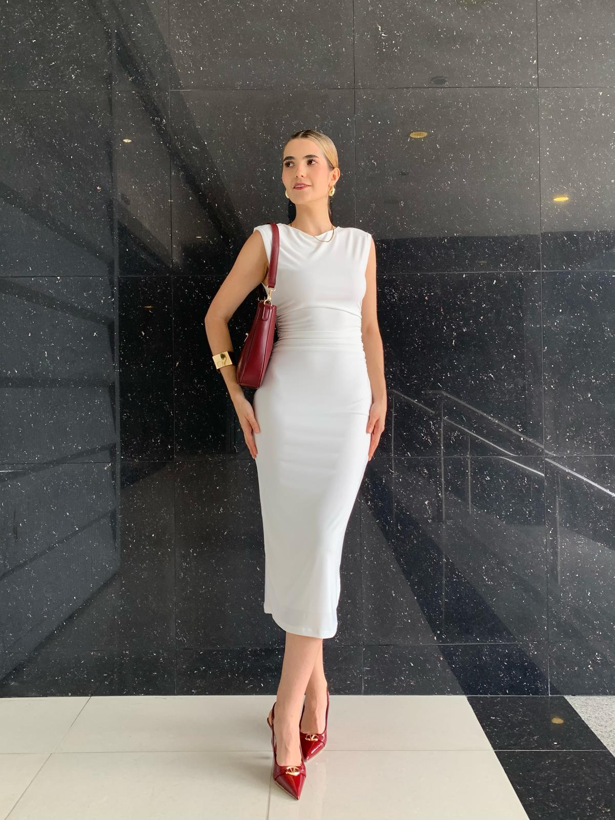 Vestido midi sin mangas con arruche en la cintura