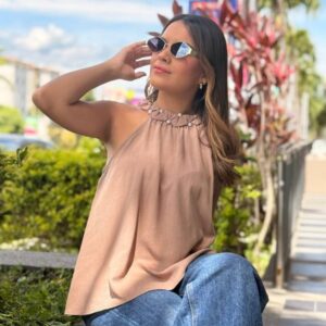Blusa cuello halter drapeado con perlas sin mangas