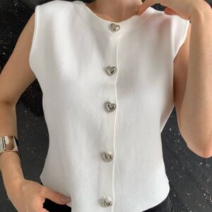Chaleco corto con botones en forma de corazon tela rayon y nylon