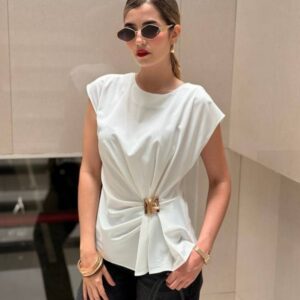 Blusa cuello redondo manga sisa con hebilla metálica y recogido lateral