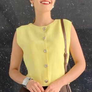 Chaleco corto con botones en forma de corazon tela rayon y nylon