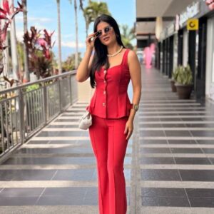 Set de dos piezas con top tipo princesa sin manga y botones dorados tela spandex y polyster