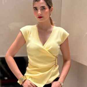 BLUSA CASUAL CRUZADA CON HEBILLADA DORADA