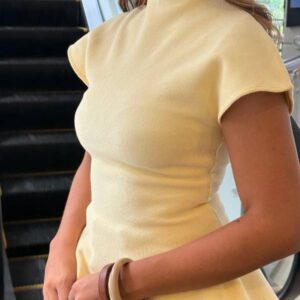 Blusa manga corta de punto con cuello Perkins y peplum
