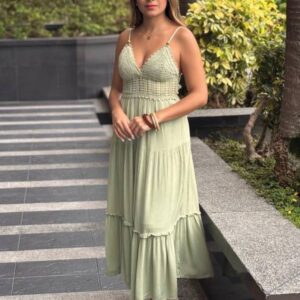 Vestido midi casual de algodón con detalle de crochet en el busto y la cintura, tirantes finos y falda fluida con vuelo