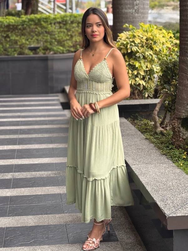 Vestido midi casual de algodón con detalle de crochet en el busto y la cintura, tirantes finos y falda fluida con vuelo