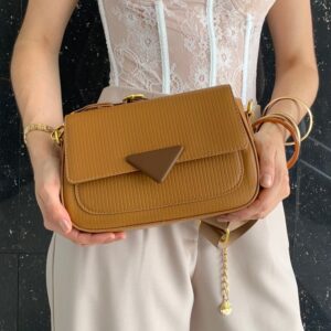 Cartera bandolera marrón con detalle triangular
