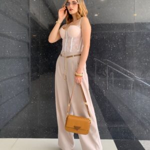 Pantalon bota recta y ancha con correa.