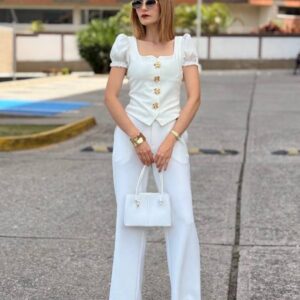 Set de dos piezas de pantalon y blusa con botones dorados