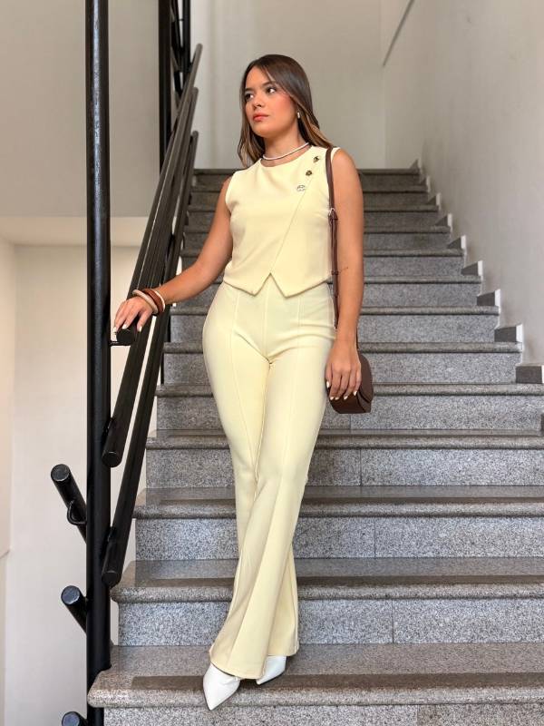 Set de dos piezas con top corto estructurado y pantalón de tiro alto con pierna acampanada - Imagen 2