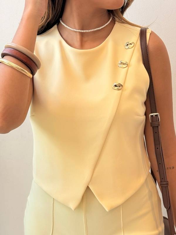 Set de dos piezas con top corto estructurado y pantalón de tiro alto con pierna acampanada - Imagen 3