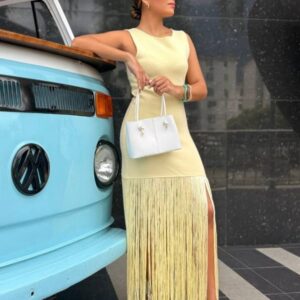 Vestido largo sin mangas, de corte recto y elegante, con detalle de flecos largos en la falda